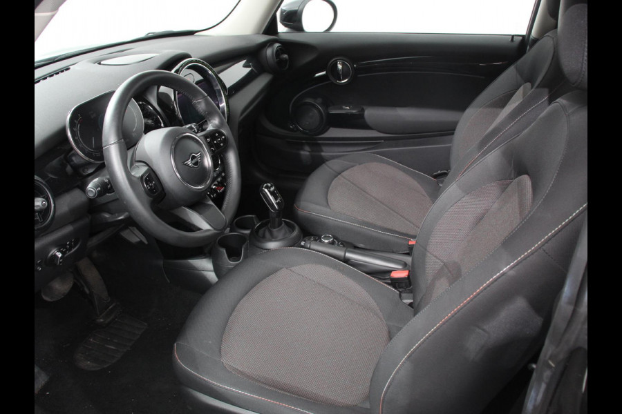MINI Mini 1.5 Cooper Essential Trim Climate control Navigatie Cruise control LED Parkeersensoren Apple carplay/ Android Auto Lichtmetalen velgen