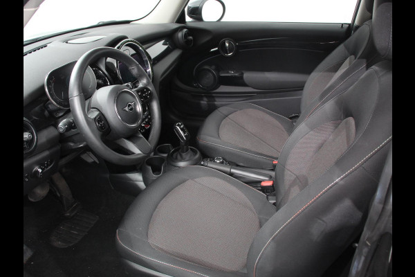 MINI Mini 1.5 Cooper Essential Trim Climate control Navigatie Cruise control LED Parkeersensoren Apple carplay/ Android Auto Lichtmetalen velgen