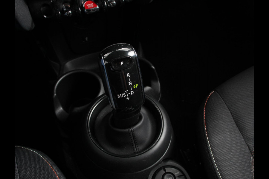 MINI Mini 1.5 Cooper Essential Trim Climate control Navigatie Cruise control LED Parkeersensoren Apple carplay/ Android Auto Lichtmetalen velgen