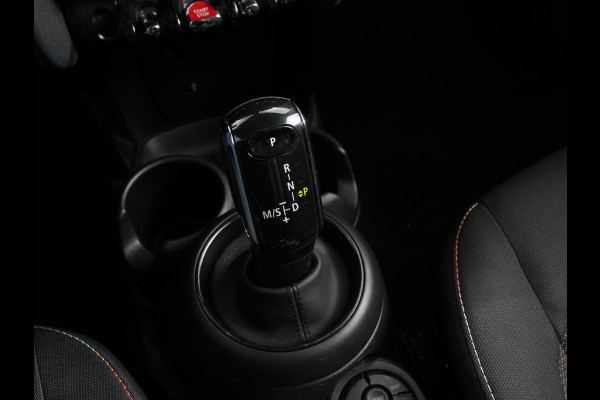 MINI Mini 1.5 Cooper Essential Trim Climate control Navigatie Cruise control LED Parkeersensoren Apple carplay/ Android Auto Lichtmetalen velgen