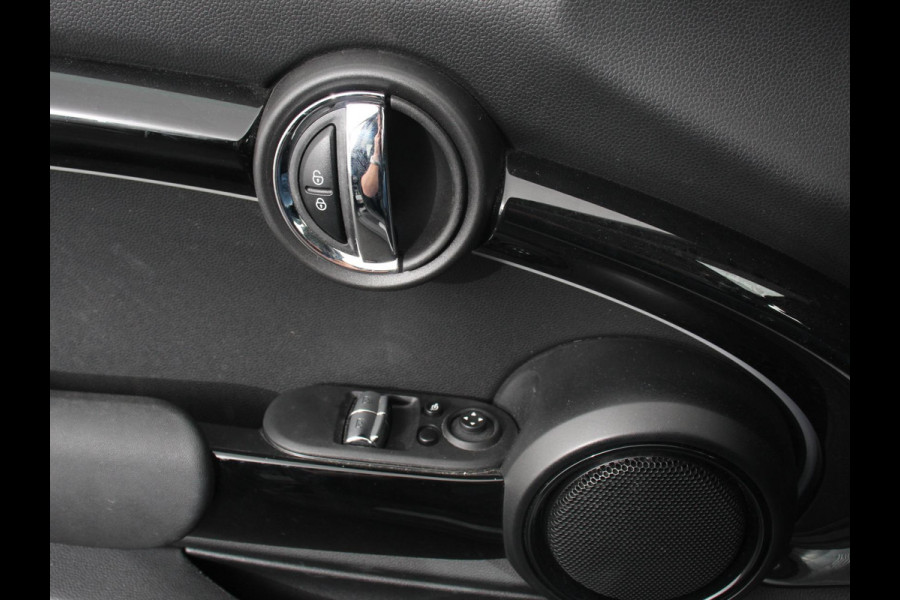 MINI Mini 1.5 Cooper Essential Trim Climate control Navigatie Cruise control LED Parkeersensoren Apple carplay/ Android Auto Lichtmetalen velgen