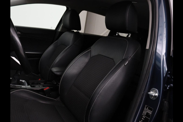 Kia Ceed 1.0 T-GDi DynamicPlusLine | Stoel & stuurverwarming | Trekhaak | Carplay | Camera | Half leder | Navigatie | Keyless