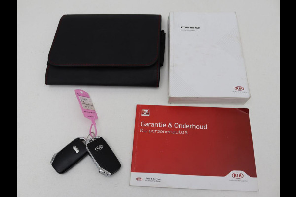 Kia Ceed 1.0 T-GDi DynamicPlusLine | Stoel & stuurverwarming | Trekhaak | Carplay | Camera | Half leder | Navigatie | Keyless