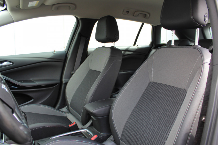Opel Astra Sports Tourer 1.2 110pk Elegance Climate control , Camera , Cruise control , Stoel en stuur verwarming Bluetooth , LED dagrijverlichting ,