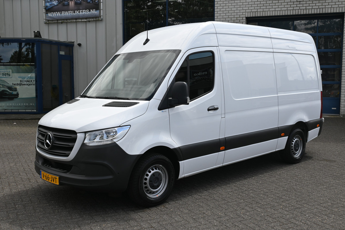 Mercedes-Benz Sprinter 317 CDI L2H2 MBUX met navigatie en camera met parkeersensoren Mercedes-Benz Sprinter 317 CDI L2H2 MBUX met navigatie en camera met parkeersensoren