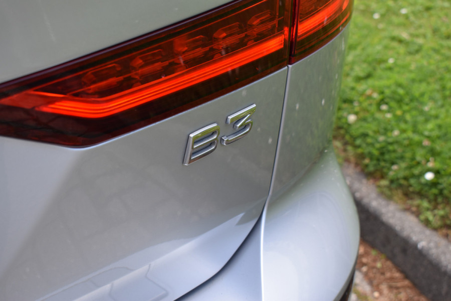 Volvo V60 B3 177PK Automaat Business Pro | ACC | Camera | 18"LMV | Stoelverwarming | Stuurverwarming