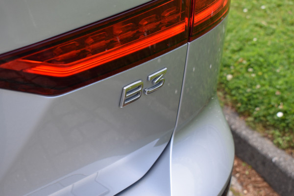 Volvo V60 B3 177PK Automaat Business Pro | ACC | Camera | 18"LMV | Stoelverwarming | Stuurverwarming