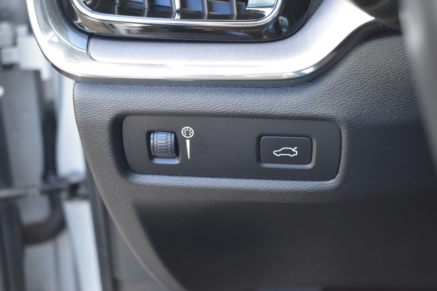 Volvo V60 B3 177PK Automaat Business Pro | ACC | Camera | 18"LMV | Stoelverwarming | Stuurverwarming