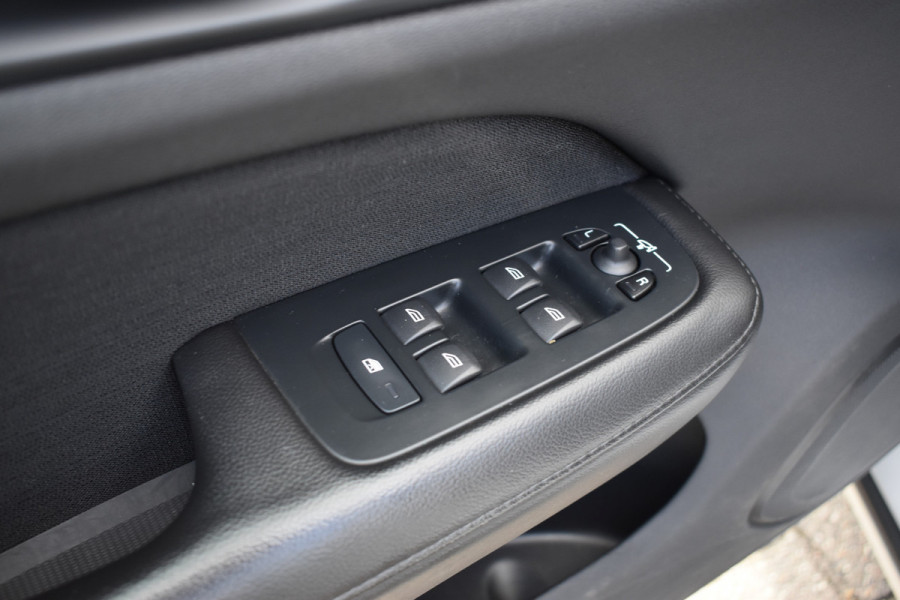 Volvo V60 B3 177PK Automaat Business Pro | ACC | Camera | 18"LMV | Stoelverwarming | Stuurverwarming