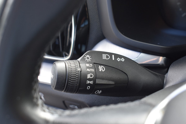 Volvo V60 B3 177PK Automaat Business Pro | ACC | Camera | 18"LMV | Stoelverwarming | Stuurverwarming