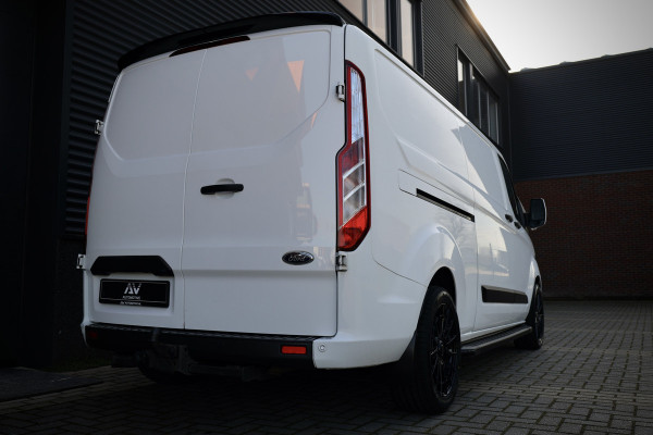 Ford Transit Custom 340 2.0 TDCI 190PK L2H1 | L+R Schuifdeur | Navigatie | Blind Spot | CarPlay | Camera | Standkachel | Trekhaak | 3-Zitter | Nieuwe APK | Onderhoudsbeurt