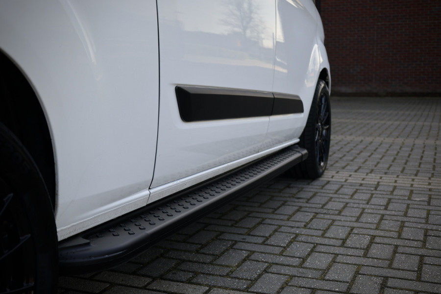 Ford Transit Custom 340 2.0 TDCI 190PK L2H1 | L+R Schuifdeur | Navigatie | Blind Spot | CarPlay | Camera | Standkachel | Trekhaak | 3-Zitter | Nieuwe APK | Onderhoudsbeurt