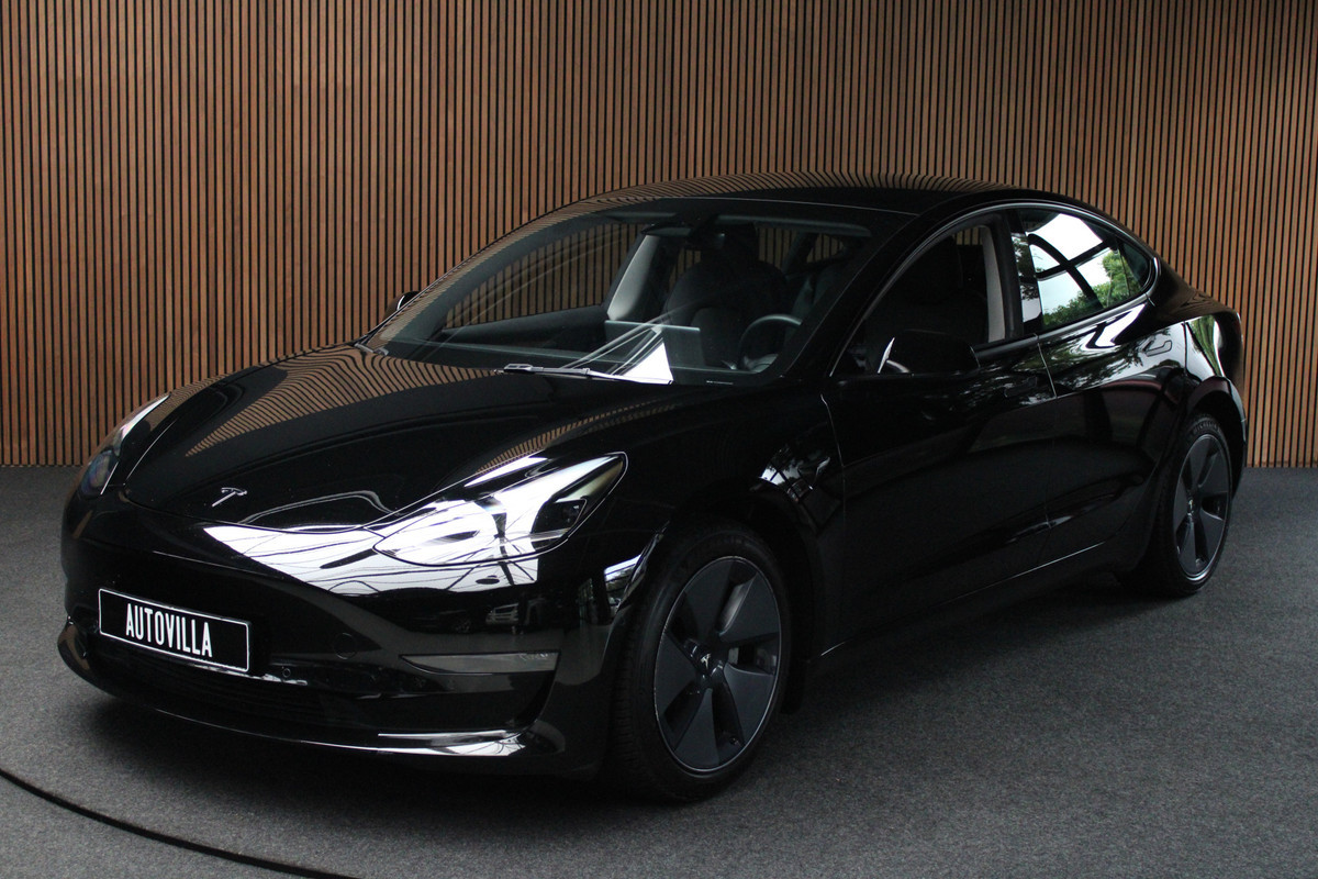 Tesla Model 3 RWD Autopilot ACC Stuurverwarm. PDC Leer Navi Panoramadak 360° Elektr. achterklep Stoelverwarming voor & achter Climate voor & achter LM velgen BTW auto! Nieuw!