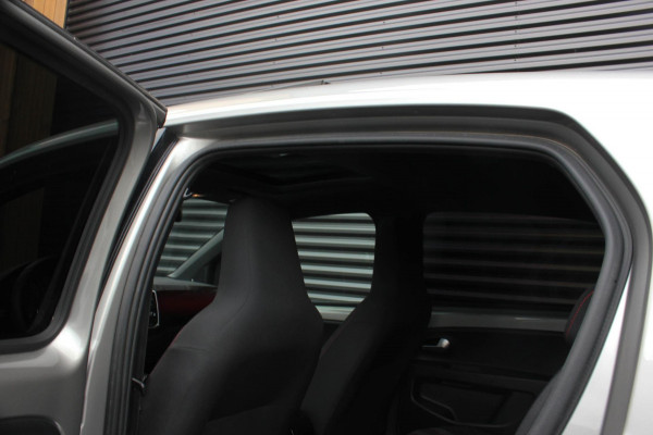 Volkswagen up! 1.0 TSI GTI PANO-DAK / VERLAAGD / 17'' WHEELS / BEATS / CAMERA / CLIMATE / STOELVERWARMING