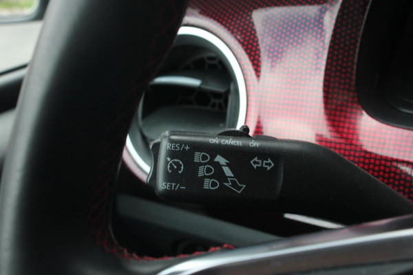 Volkswagen up! 1.0 TSI GTI PANO-DAK / VERLAAGD / 17'' WHEELS / BEATS / CAMERA / CLIMATE / STOELVERWARMING