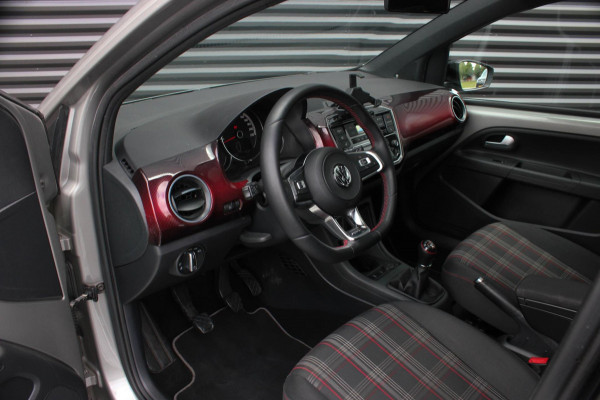 Volkswagen up! 1.0 TSI GTI PANO-DAK / VERLAAGD / 17'' WHEELS / BEATS / CAMERA / CLIMATE / STOELVERWARMING