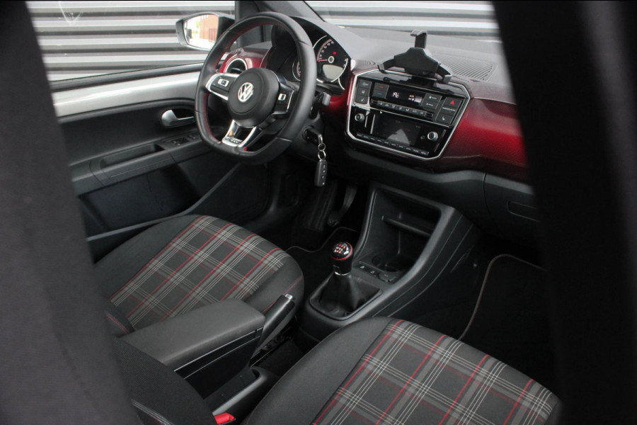 Volkswagen up! 1.0 TSI GTI PANO-DAK / VERLAAGD / 17'' WHEELS / BEATS / CAMERA / CLIMATE / STOELVERWARMING