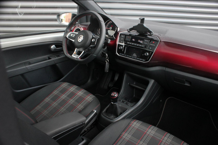Volkswagen up! 1.0 TSI GTI PANO-DAK / VERLAAGD / 17'' WHEELS / BEATS / CAMERA / CLIMATE / STOELVERWARMING