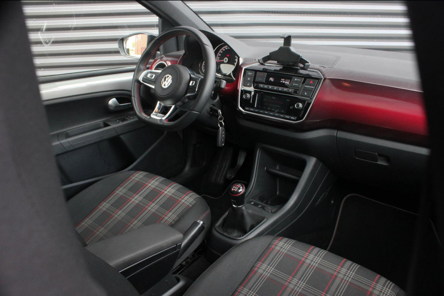 Volkswagen up! 1.0 TSI GTI PANO-DAK / VERLAAGD / 17'' WHEELS / BEATS / CAMERA / CLIMATE / STOELVERWARMING