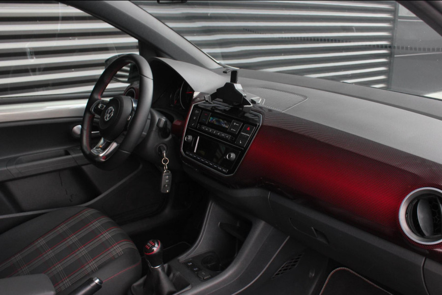 Volkswagen up! 1.0 TSI GTI PANO-DAK / VERLAAGD / 17'' WHEELS / BEATS / CAMERA / CLIMATE / STOELVERWARMING