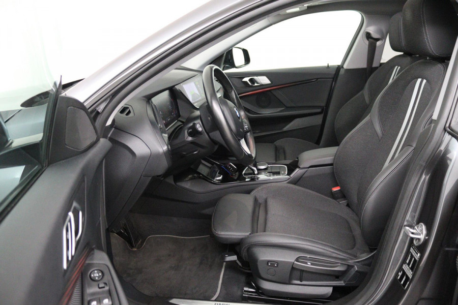 BMW 2 Serie Gran Coupé 218i Executive Edition (PANORAMADAK, ACHTERUITRIJCAMERA, PARKEERSENSOREN, CRUISE, AUTOMAAT)
