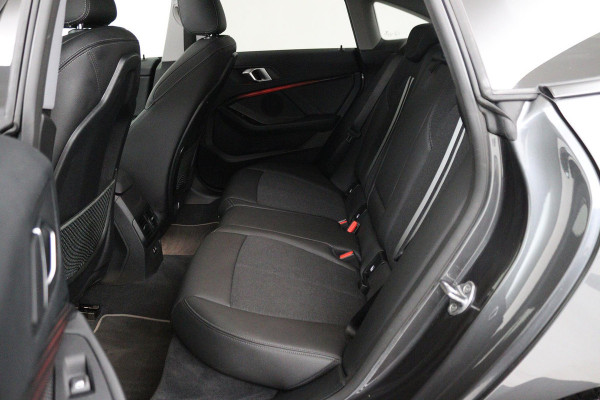 BMW 2 Serie Gran Coupé 218i Executive Edition (PANORAMADAK, ACHTERUITRIJCAMERA, PARKEERSENSOREN, CRUISE, AUTOMAAT)