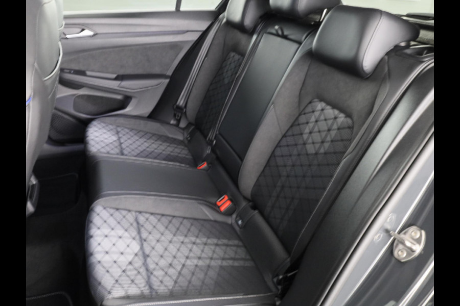 Volkswagen Golf 1.5 eTSI R-Line Edition 8.5 116 pk Automaat (DSG) | Navigatie via App | Panoramadak | Parkeersensoren | Rondomzicht camera | Adaptieve cruise control | R-Line |