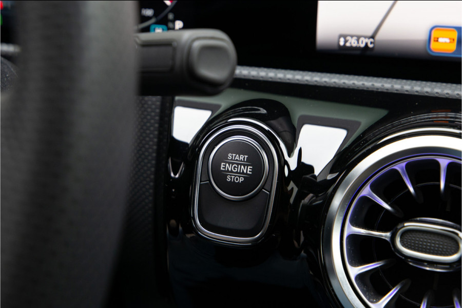 Mercedes-Benz A-Klasse 250 e AMG Premium, Facelift, Pano, Camera, Widescreen, 2024 Hybrid
