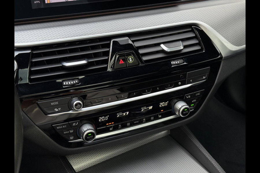 BMW 5 Serie Touring 520i High Executive | Panodak | Comfortleder | Camera | Adaptive LED |
