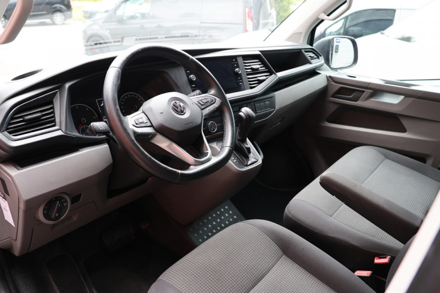 Volkswagen Transporter 2.0 TDI L2H1 150 PK BULLI | LED Koplampen | ACC | Camera | CarPlay | Trekhaak | 3-Zitter | Marge | BTW & BPM Vrij | Dealer onderhouden | Nieuwe distributieriem