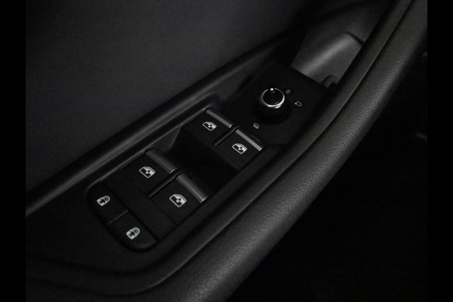 Audi A4 Avant 40 TFSI S edition Competition 204 pk S-tronic | Verlengde garantie | Navigatie | Elektr. trekhaak | Parkeersensoren | Stoelverwarming | S-Line |