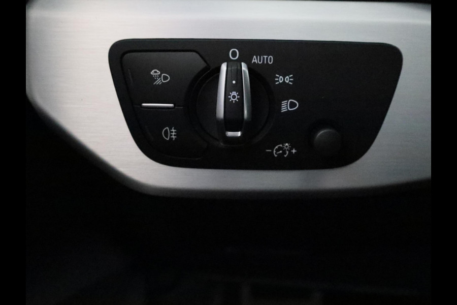 Audi A4 Avant 40 TFSI S edition Competition 204 pk S-tronic | Verlengde garantie | Navigatie | Elektr. trekhaak | Parkeersensoren | Stoelverwarming | S-Line |