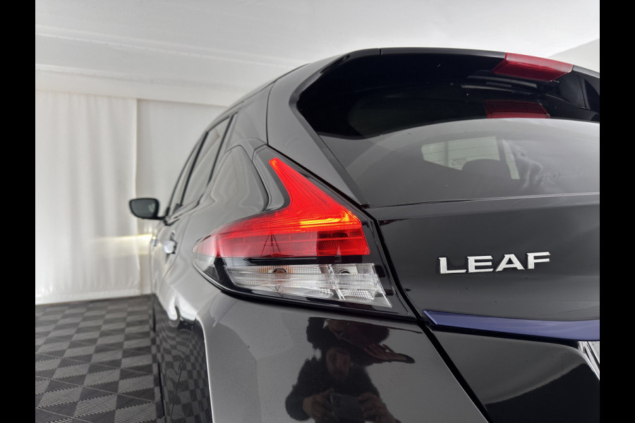 Nissan Leaf Tekna 40 kWh (INCL-BTW) Aut. *LEATHER-FABRIC | FULL-LED | BOSE-SURROUND | ADAPTIVE-CRUISE | TOP-VIEW | KEYLESS | NAVI-FULLMAP | BLINDSPOT | DAB+ | PDC | HEATED-COMFORT-SEATS | TOWBAR | DIGI-COCKPIT | 17"A
