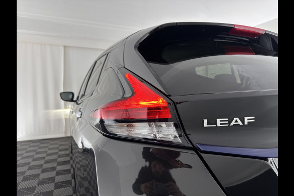 Nissan Leaf Tekna 40 kWh (INCL-BTW) Aut. *LEATHER-FABRIC | FULL-LED | BOSE-SURROUND | ADAPTIVE-CRUISE | TOP-VIEW | KEYLESS | NAVI-FULLMAP | BLINDSPOT | DAB+ | PDC | HEATED-COMFORT-SEATS | TOWBAR | DIGI-COCKPIT | 17"A