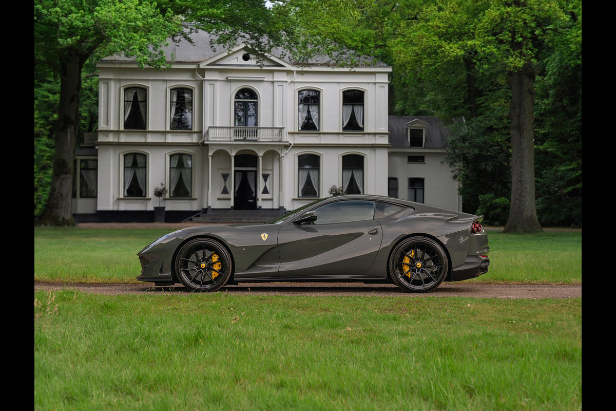 Ferrari 812 Superfast | Lift | Pass. display | Grigio Scuro | Carbon Driver Zone Ferrari 812 Superfast | Lift | Pass. display | Grigio Scuro | Carbon Driver Zone