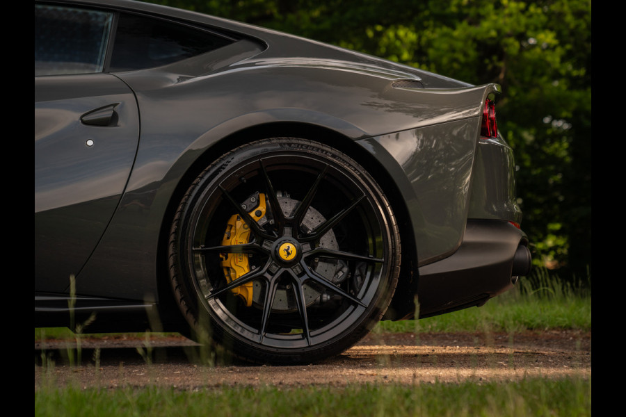 Ferrari 812 Superfast | Lift | Pass. display | Grigio Scuro | Carbon Driver Zone