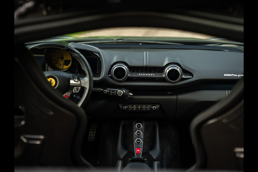 Ferrari 812 Superfast | Lift | Pass. display | Grigio Scuro | Carbon Driver Zone