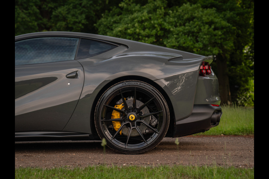 Ferrari 812 Superfast | Lift | Pass. display | Grigio Scuro | Carbon Driver Zone