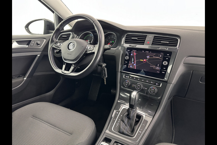 Volkswagen e-Golf E-DITION Aut. *HEAT-PUMP | ADAPTIVE-CRUISE | FULL-LED | DAB+ | NAVI-FULLMAP | CARPLAY | HEATED-COMFORTSEATS | ECC | CCS-FASTLOADER | PARKPILOT | CARPLAY | 17''ALU*