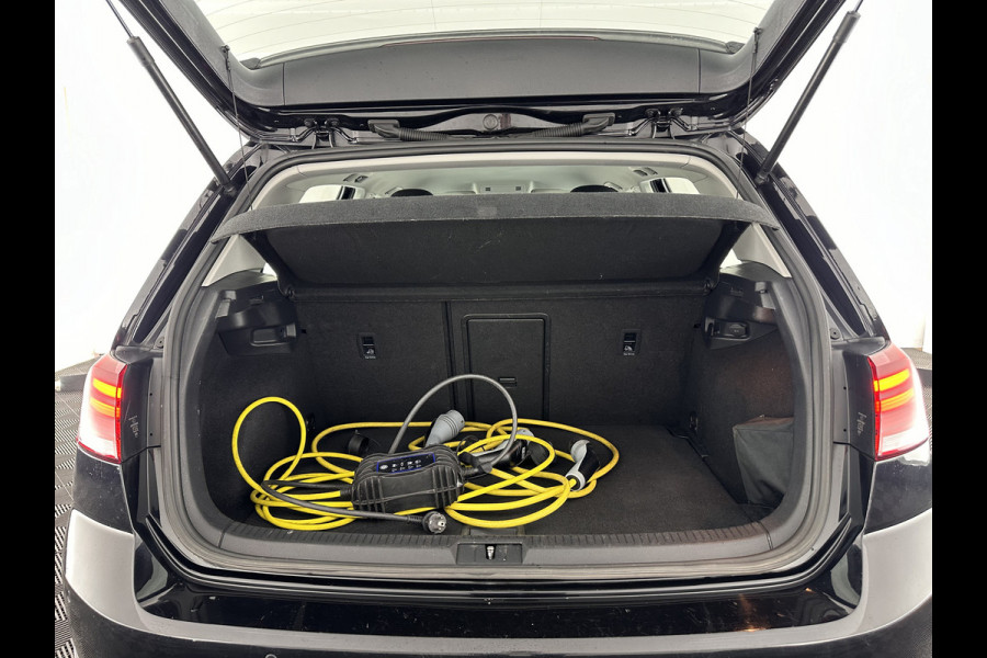 Volkswagen e-Golf E-DITION Aut. *HEAT-PUMP | ADAPTIVE-CRUISE | FULL-LED | DAB+ | NAVI-FULLMAP | CARPLAY | HEATED-COMFORTSEATS | ECC | CCS-FASTLOADER | PARKPILOT | CARPLAY | 17''ALU*