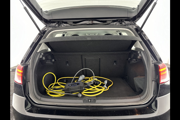 Volkswagen e-Golf E-DITION Aut. *HEAT-PUMP | ADAPTIVE-CRUISE | FULL-LED | DAB+ | NAVI-FULLMAP | CARPLAY | HEATED-COMFORTSEATS | ECC | CCS-FASTLOADER | PARKPILOT | CARPLAY | 17''ALU*