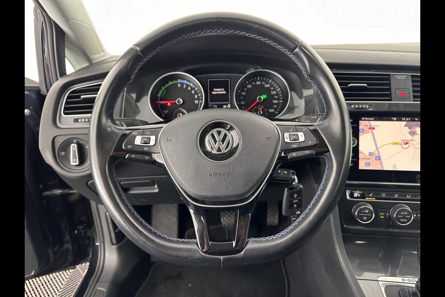Volkswagen e-Golf E-DITION Aut. *HEAT-PUMP | ADAPTIVE-CRUISE | FULL-LED | DAB+ | NAVI-FULLMAP | CARPLAY | HEATED-COMFORTSEATS | ECC | CCS-FASTLOADER | PARKPILOT | CARPLAY | 17''ALU*