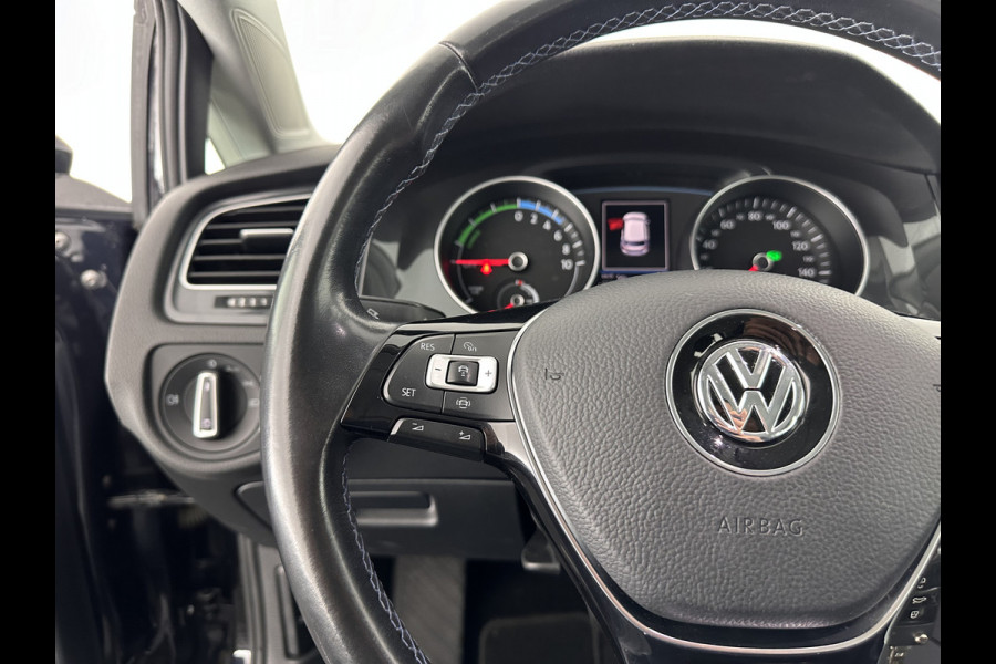 Volkswagen e-Golf E-DITION Aut. *HEAT-PUMP | ADAPTIVE-CRUISE | FULL-LED | DAB+ | NAVI-FULLMAP | CARPLAY | HEATED-COMFORTSEATS | ECC | CCS-FASTLOADER | PARKPILOT | CARPLAY | 17''ALU*