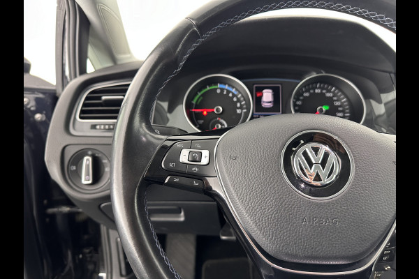 Volkswagen e-Golf E-DITION Aut. *HEAT-PUMP | ADAPTIVE-CRUISE | FULL-LED | DAB+ | NAVI-FULLMAP | CARPLAY | HEATED-COMFORTSEATS | ECC | CCS-FASTLOADER | PARKPILOT | CARPLAY | 17''ALU*