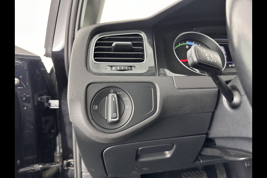 Volkswagen e-Golf E-DITION Aut. *HEAT-PUMP | ADAPTIVE-CRUISE | FULL-LED | DAB+ | NAVI-FULLMAP | CARPLAY | HEATED-COMFORTSEATS | ECC | CCS-FASTLOADER | PARKPILOT | CARPLAY | 17''ALU*
