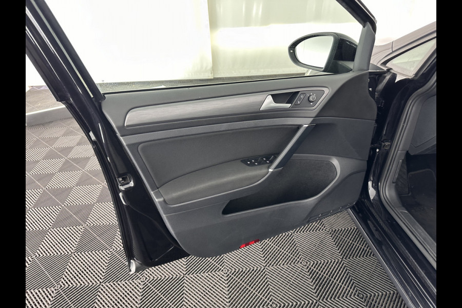 Volkswagen e-Golf E-DITION Aut. *HEAT-PUMP | ADAPTIVE-CRUISE | FULL-LED | DAB+ | NAVI-FULLMAP | CARPLAY | HEATED-COMFORTSEATS | ECC | CCS-FASTLOADER | PARKPILOT | CARPLAY | 17''ALU*
