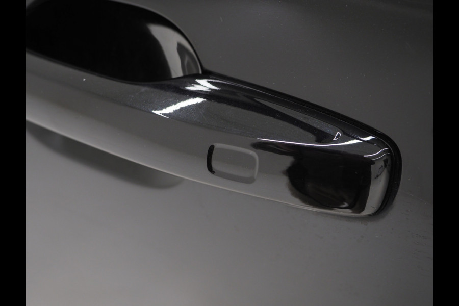 Volvo XC60 2.0 T8 Recharge AWD R-Design Dark | Panoramadak | Pilot Assist | Keyless | Camera | Memory | Carplay