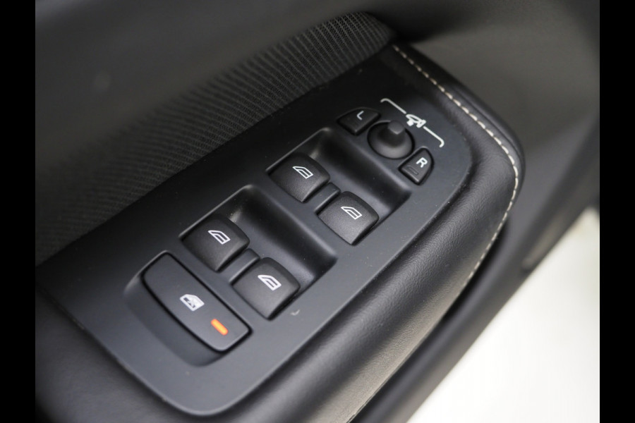 Volvo XC60 2.0 T8 Recharge AWD R-Design Dark | Panoramadak | Pilot Assist | Keyless | Camera | Memory | Carplay
