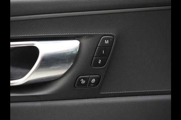 Volvo XC60 2.0 T8 Recharge AWD R-Design Dark | Panoramadak | Pilot Assist | Keyless | Camera | Memory | Carplay