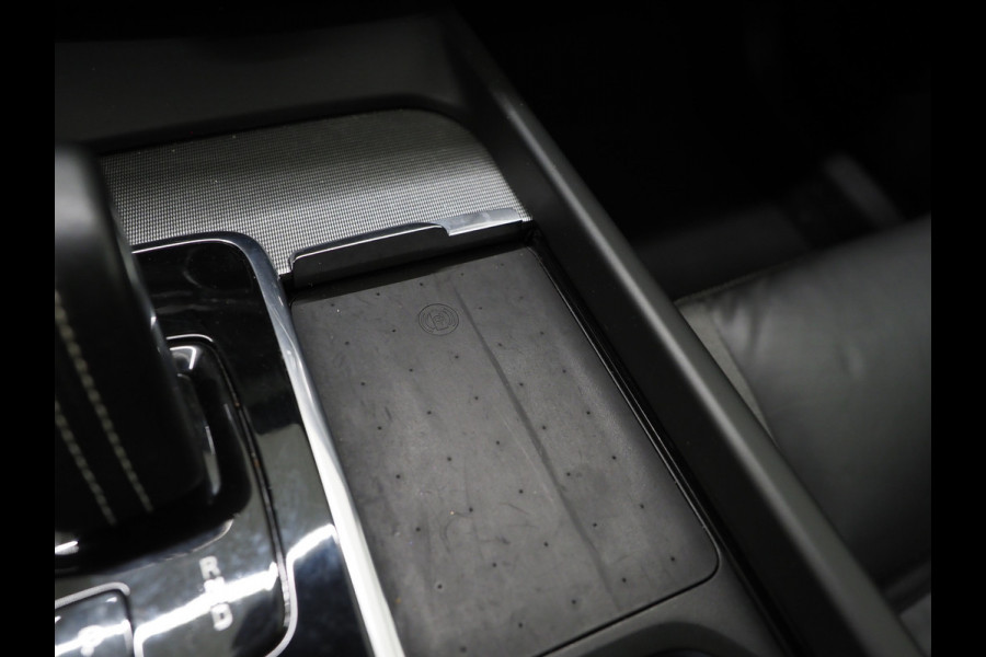 Volvo XC60 2.0 T8 Recharge AWD R-Design Dark | Panoramadak | Pilot Assist | Keyless | Camera | Memory | Carplay